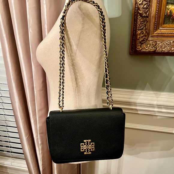 Tory Burch Handbags - EUC Tory Burch Britten Pebble Grain Leather Flap Crossbody Bag Black Chain Strap